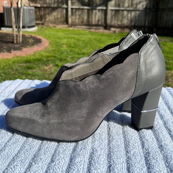AEROSOLES Shoes - Aerosoles Heelrest Suede Booties Size 7.5M
